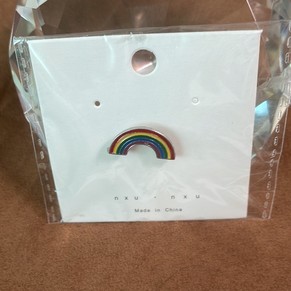 Rainbow enamel pin - Picture 2 of 4